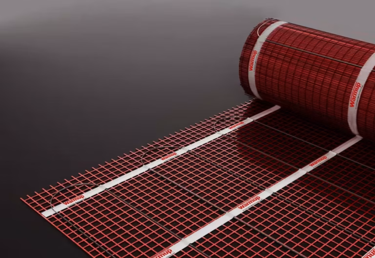 Instalación de la malla radiante autoadhesiva SPM sobre el subsuelo antes del acabado final