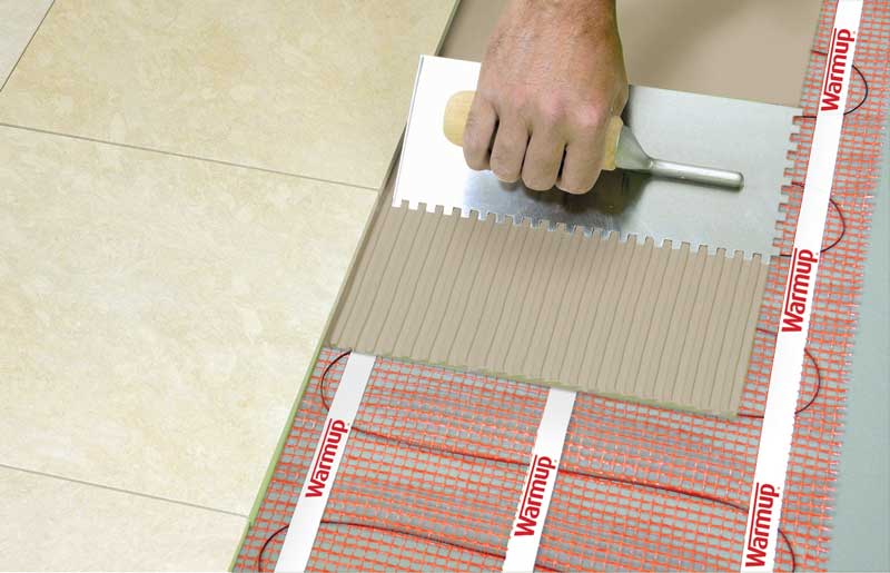 aplicacion de malla radiante electrica de Warmup StickyMat heating mat Installation screed